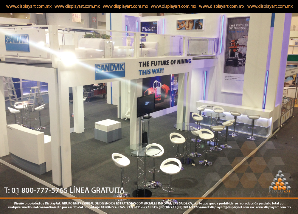 La optimización de espacios aumenta la memorabilidad de la marca con el Stand Doble Piso DisplayArt, transmitiendo grandeza y solidez.